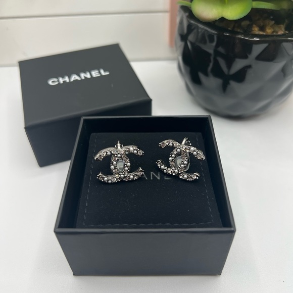 Chanel Faux Pearls and Crystals CC Clip On Stud Earrings - Picture 10 of 10